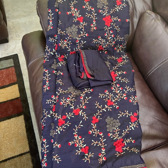 Designer crepe silk floral embroidered with swarvoski crystals saree n bp - Picture 5 of 5